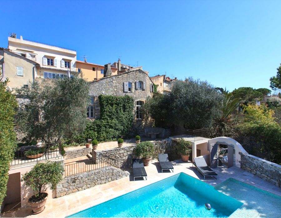 Located in the heart of Mougins village, a wonderful, fully refurbished mill 2