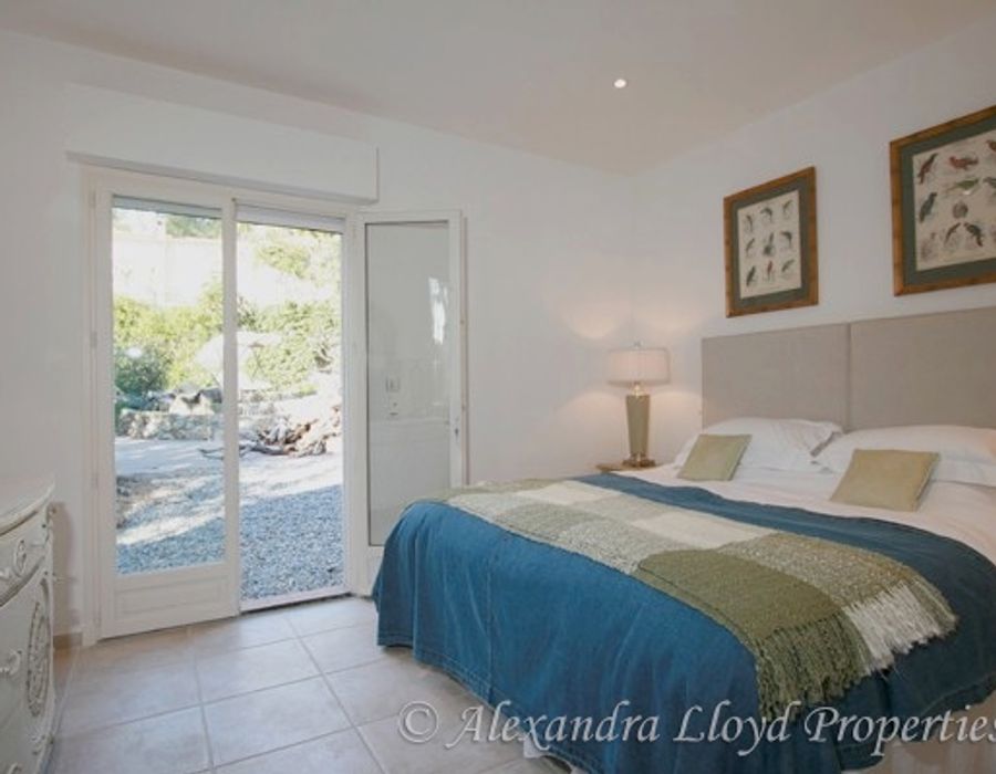 A lovely 1930s villa located on the Cap d'Antibes with lovely sea views 2