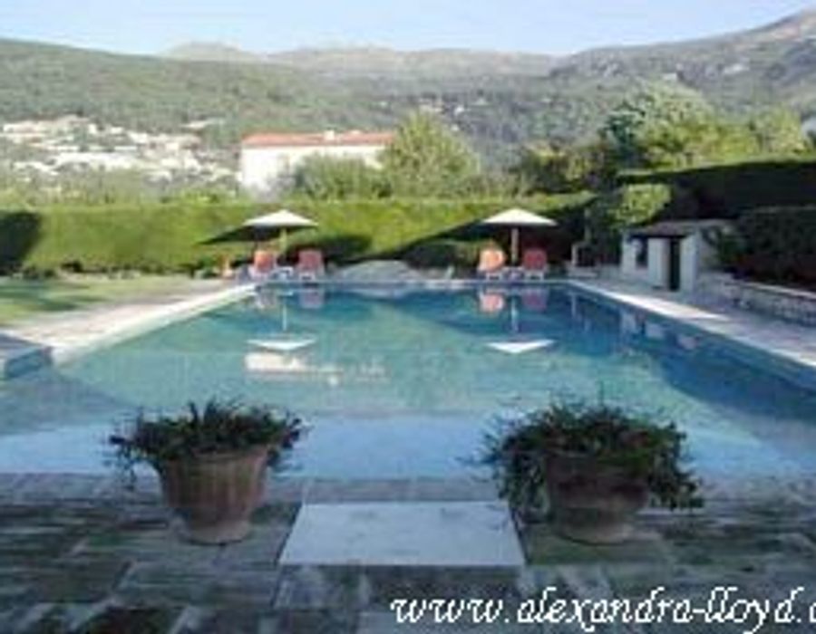 lovely Provencal style villa offers views of the sea and countryside 1