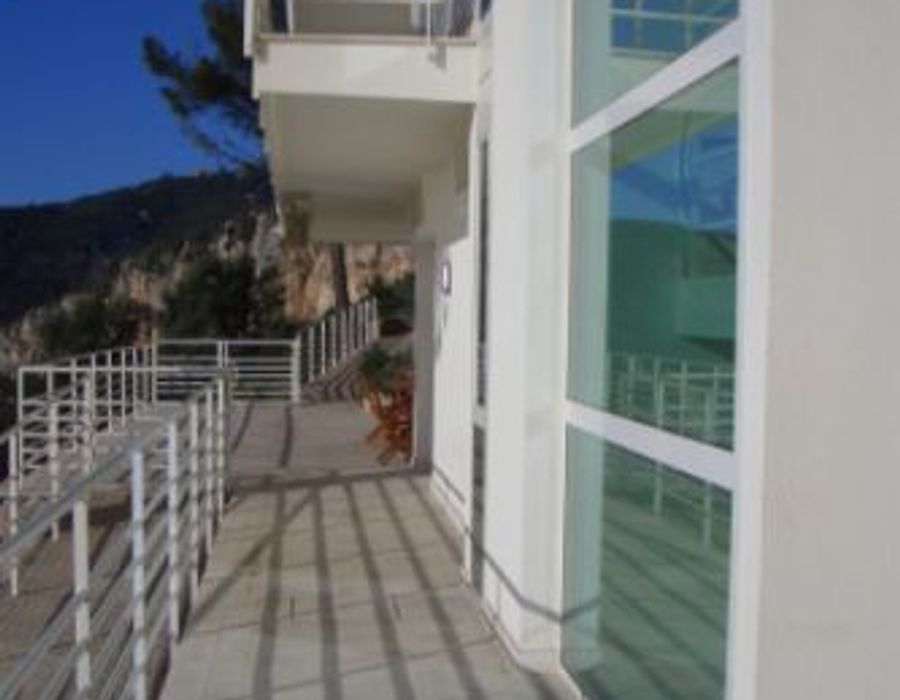 A wonderful modern style property with amazing sea views 6