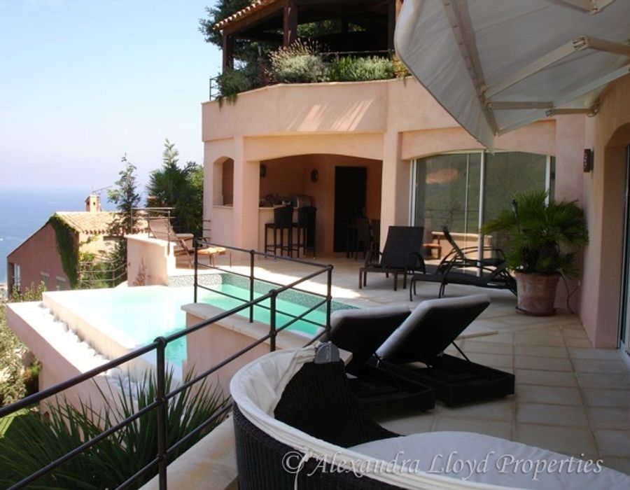 Located in the hills of Le Trayas, overlooking the Port de la Figueret 5