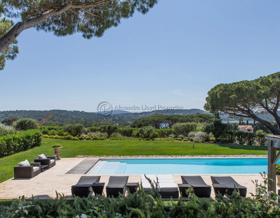Charming 8-Bedroom Neo-Provencal Villa with Beautiful Views for Rent in Les Parcs de Saint-Tropez 2