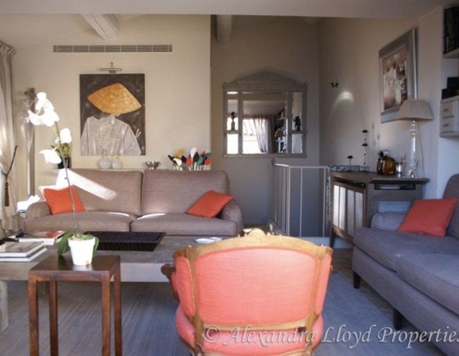 Located in the heart of Saint Tropez village 5