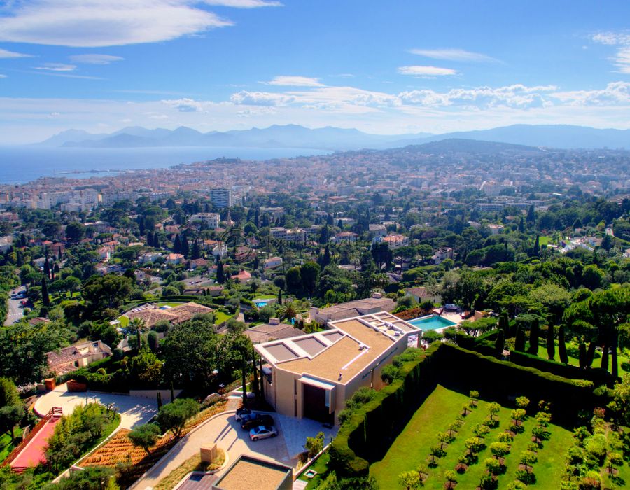 An impressive, ultra modern villa for rent in Cannes 1