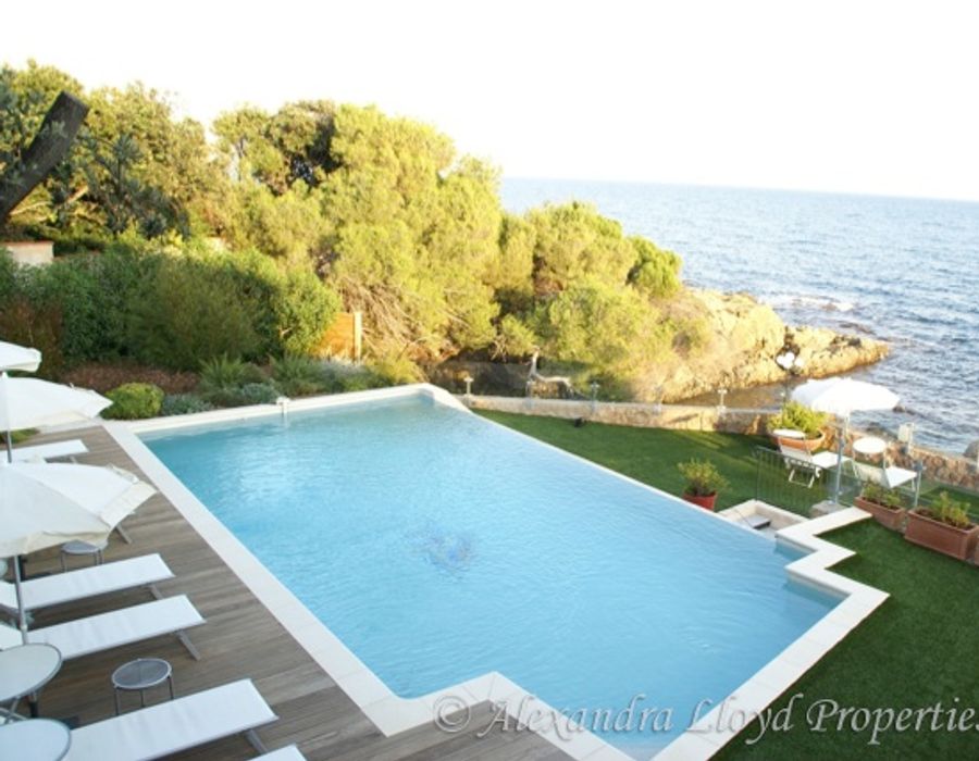 Waters edge property at Les Issambres 2