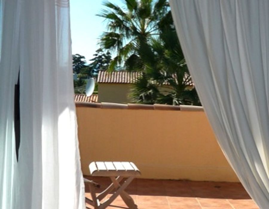 Located on the West side of the Cap d'Antibes, in a private domain. 2