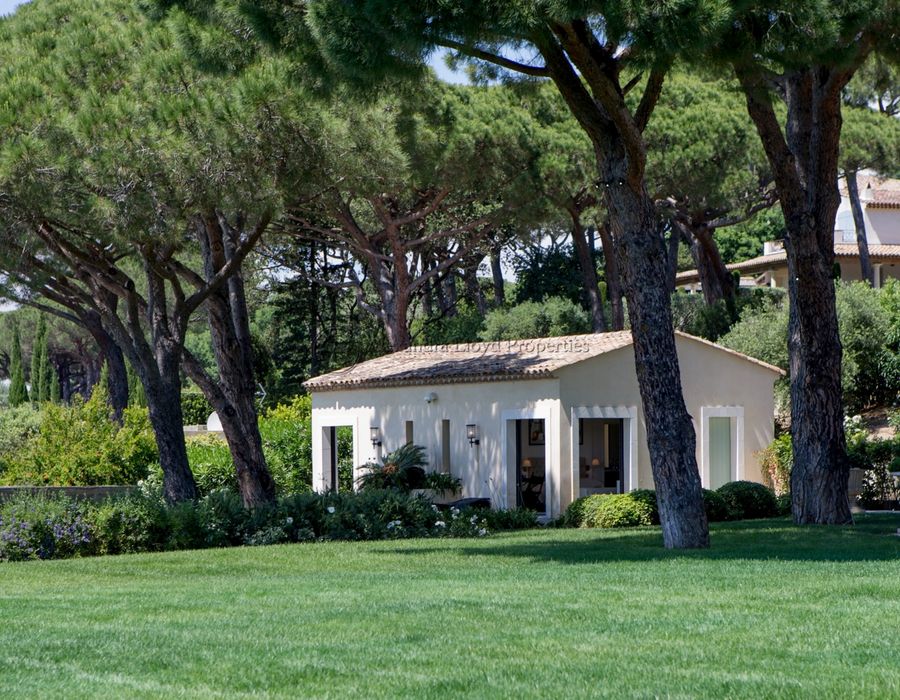 Charming 8-Bedroom Neo-Provencal Villa with Beautiful Views for Rent in Les Parcs de Saint-Tropez 5