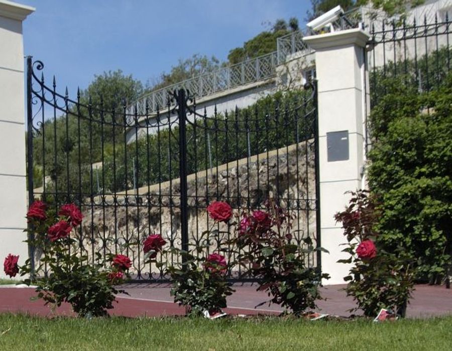 A delightful property located in the prestigious neighborhood 6