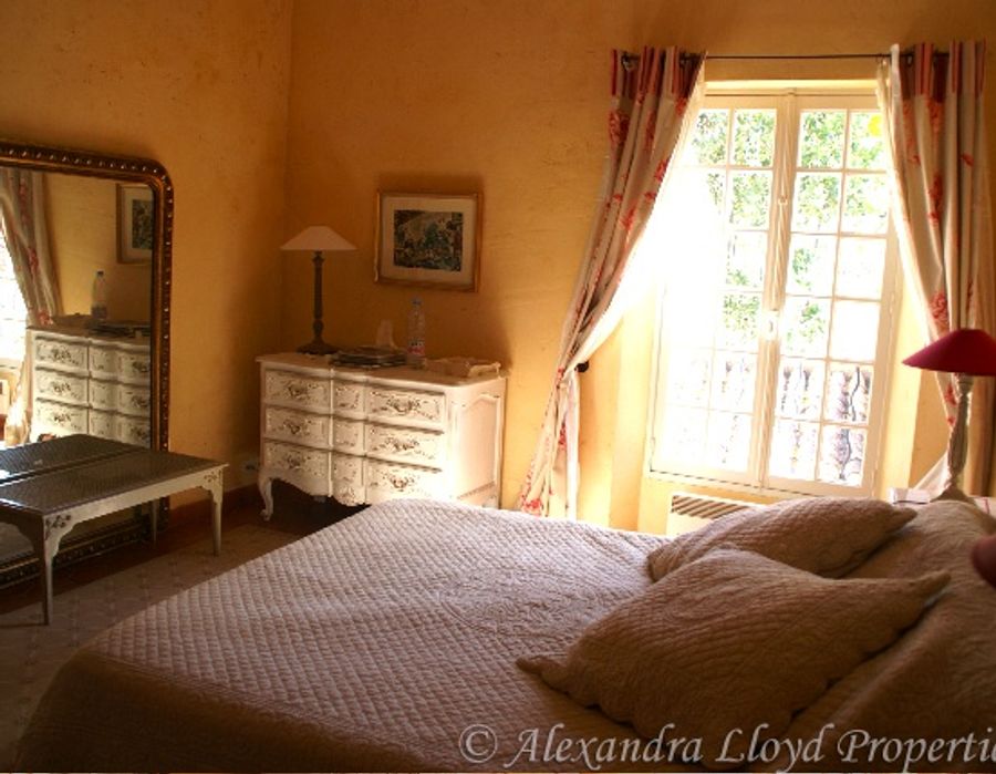 In the heart of the village of Saint Tropez 1