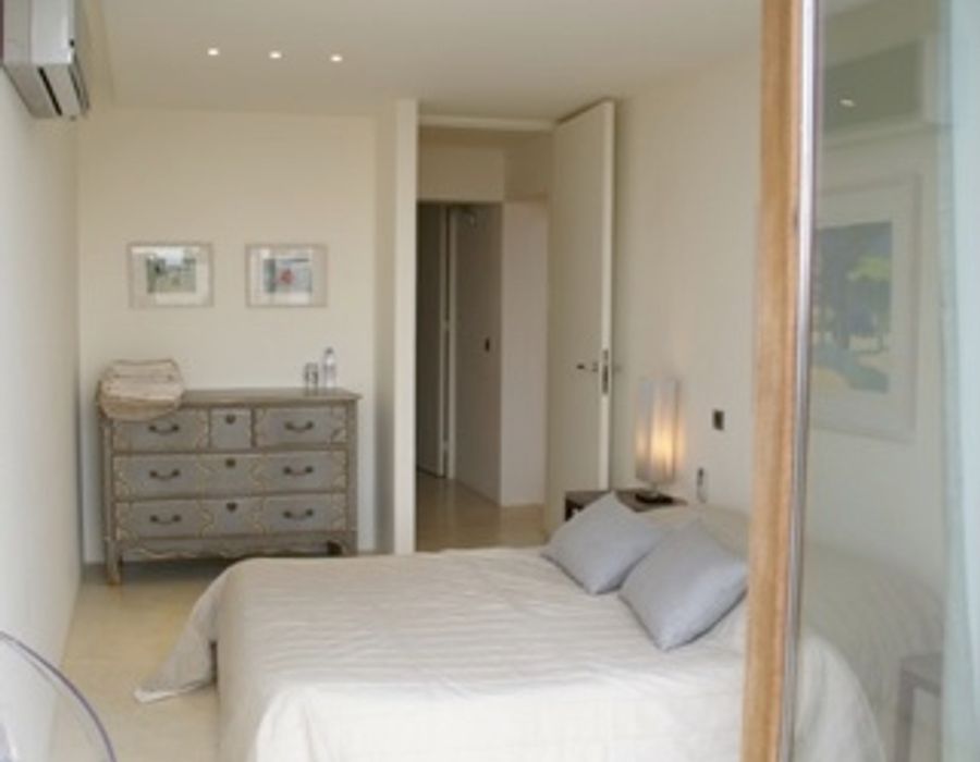 Contemporary villa with a sea view, located in the Domaine de la Vallée, Gigaro 3