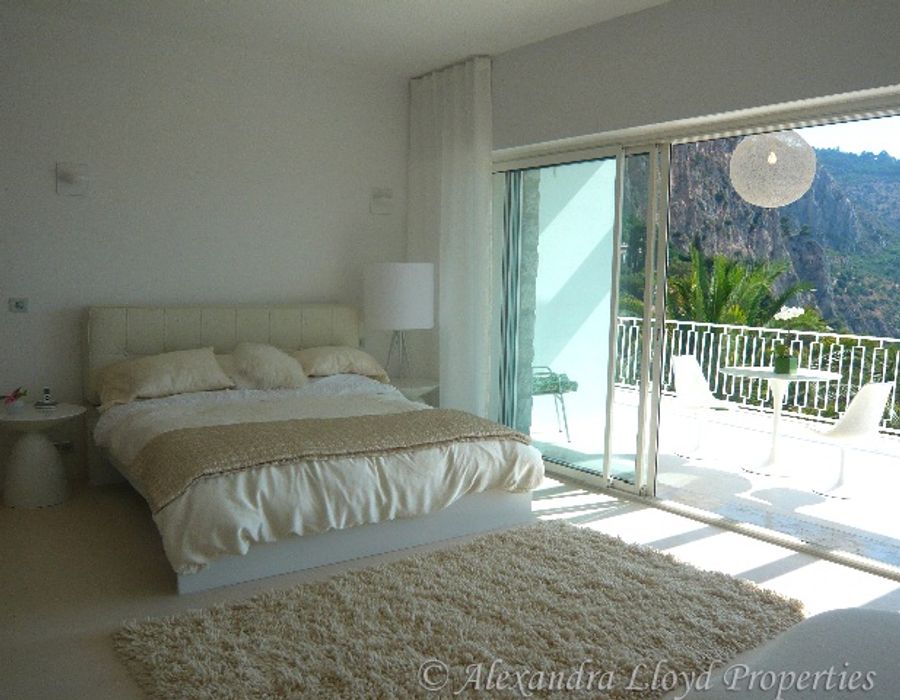 A recently renovated property located in the residential area of Eze 6