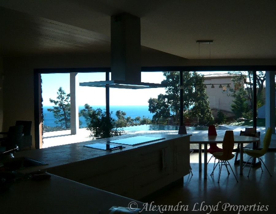 An attractive and contemporary villa located in Theoule sur Mer 1