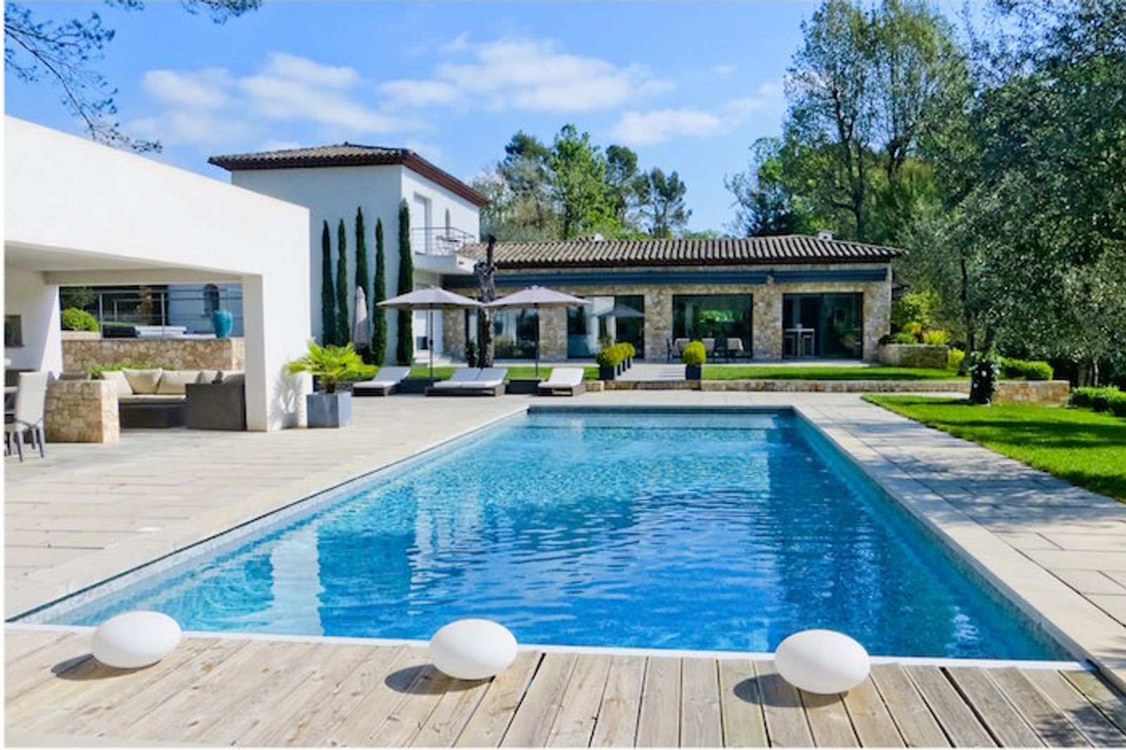 Contemporary villa located in Roquefort les Pins