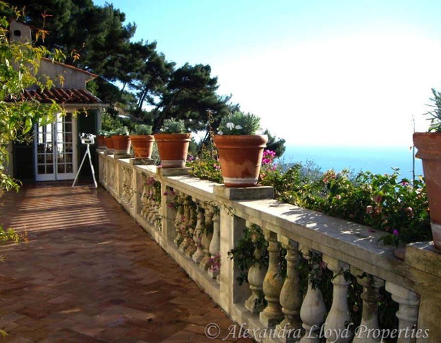 Located on the Villefranche hill with wonderful views over the Cap Ferrat 5