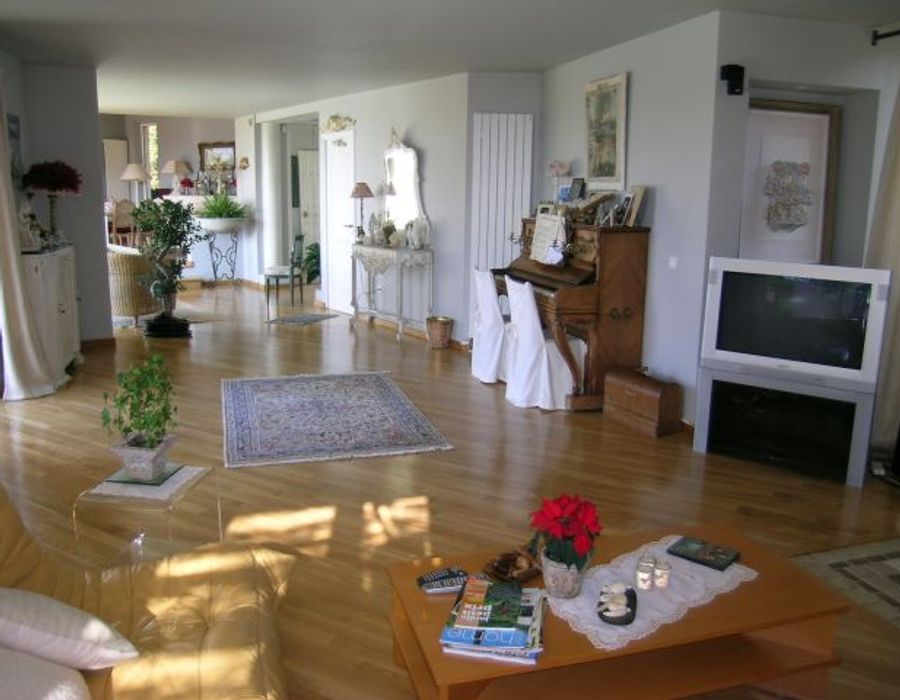 A charming villa niched in the hills of Saint Paul de Vence 6