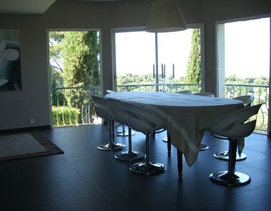 Stylish modern villa with views over Nice and the sea. 1