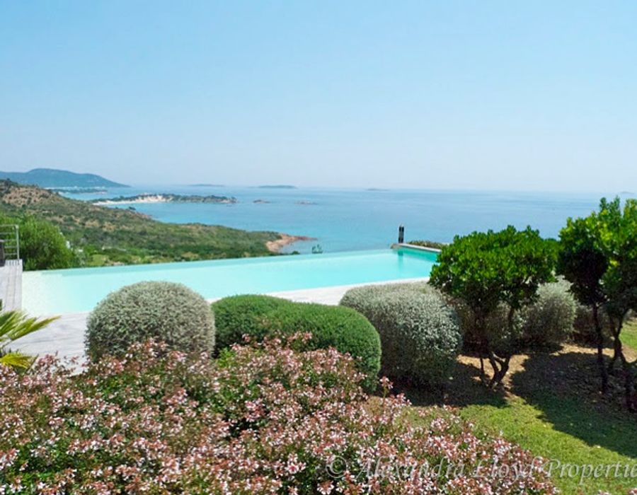 Situated in a private domain in Porto Vecchio, splendid sea views 3