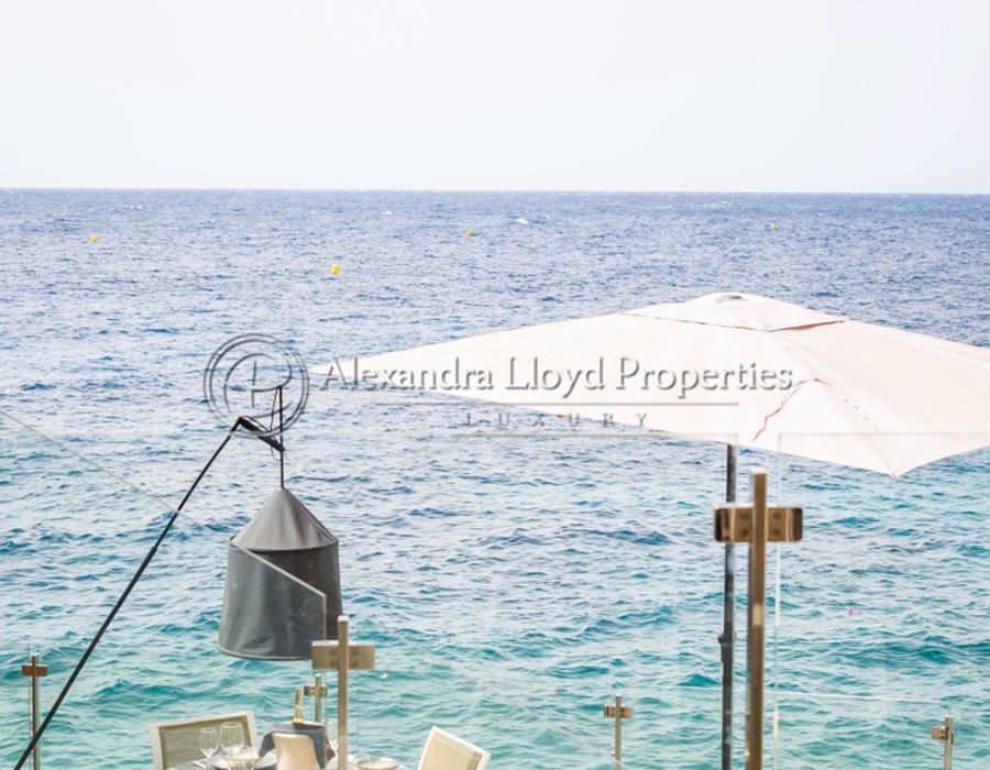 A fabulous waters edge property in a private domain in Cap d'Ail. 4