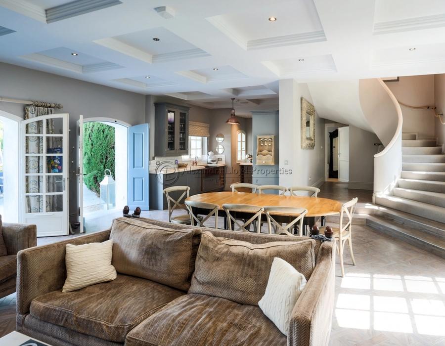 A lovely family home for rent on the Cap d'Antibes, close to the beach 5