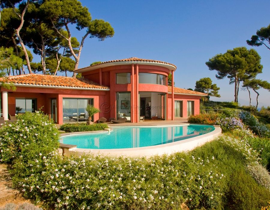 Modern property located on the Cap d'Antibes, close to the water 3