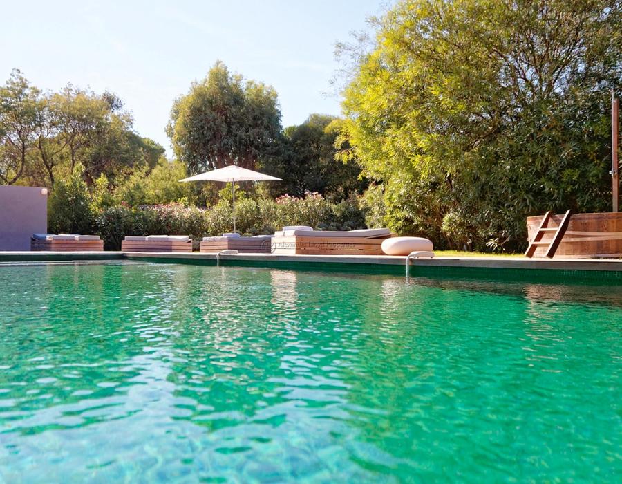 Located on the Route de Tahiti, close to the beach... 2