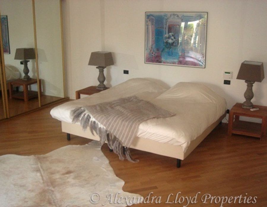 Provencal villa with large swimming pool and pool house located on the Cap d'Antibes 5