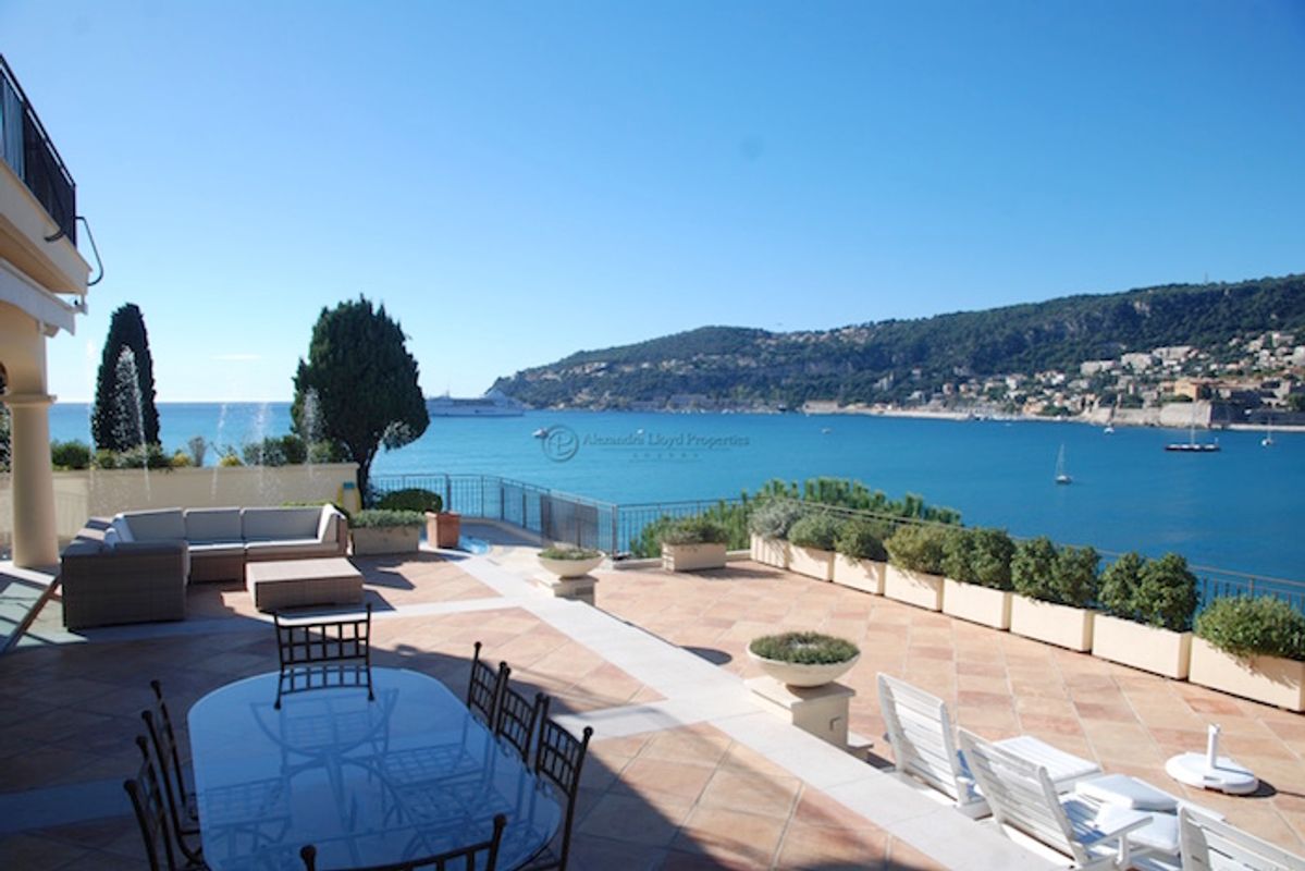 Stunning property with direct access to the water on the Cap Ferrat