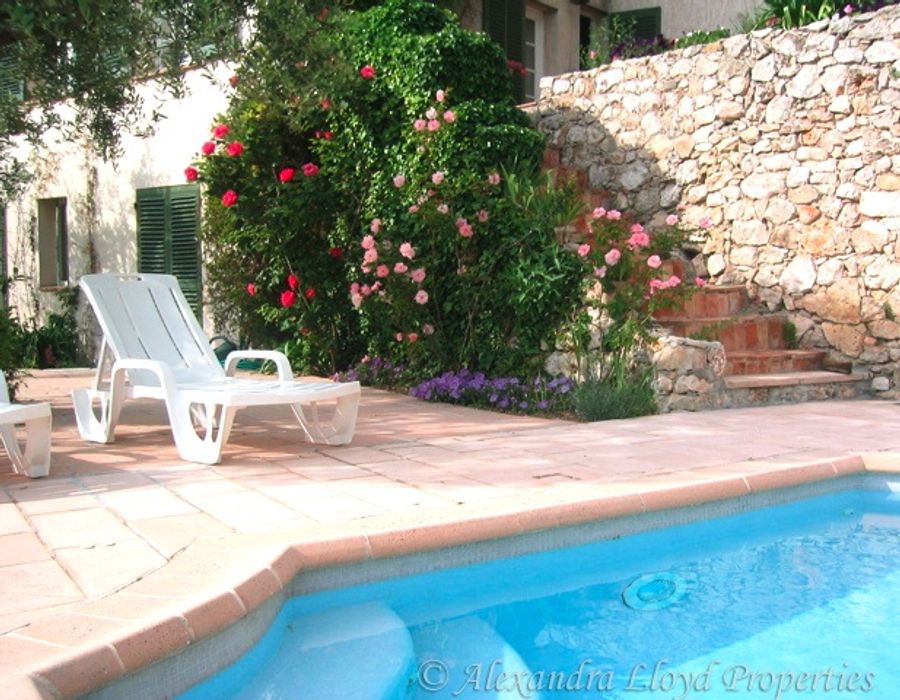 Located on the Villefranche hill with wonderful views over the Cap Ferrat 1