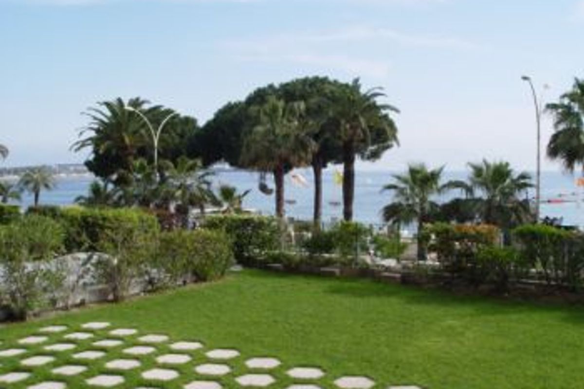 Large apartment located on the Croisette in the heart of Cannes