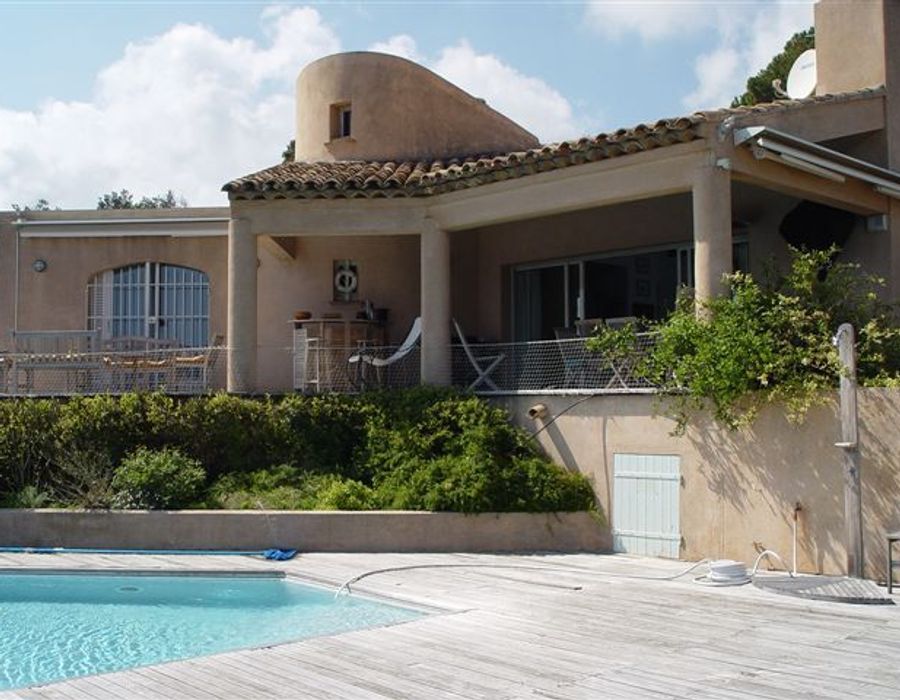 Located in a secured private domain in La Quessine 5