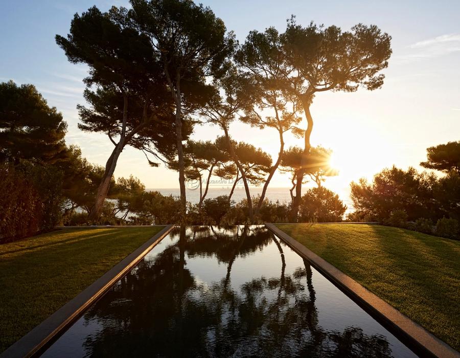 Elegant contemporary villa for sale on the Cap d'Antibes 1