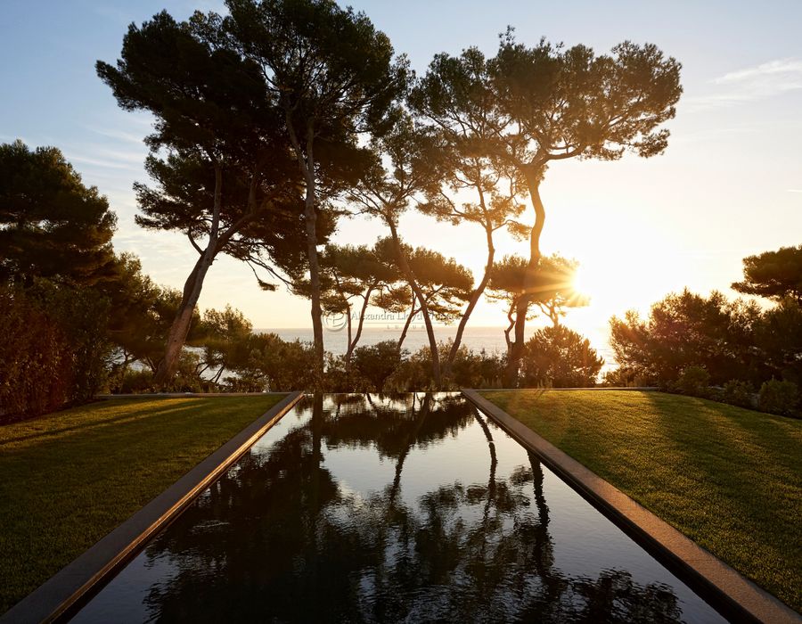 Elegant contemporary villa for sale on the Cap d'Antibes 1