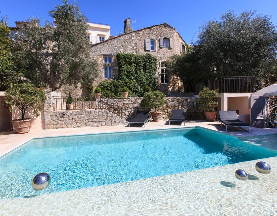 Located in the heart of Mougins village, a wonderful, fully refurbished mill 3
