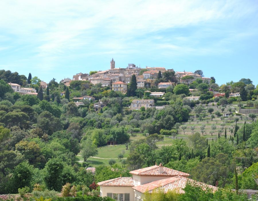 Overlooking Mougins village in a small secure domain 1