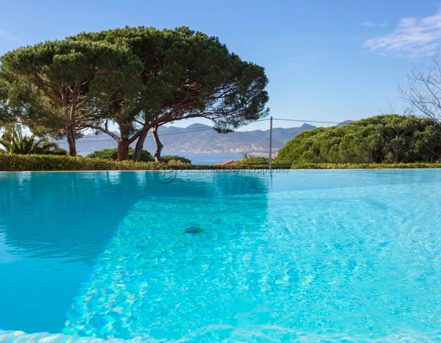 A stunning modern villa located in the Croix des Gardes, Cannes 3
