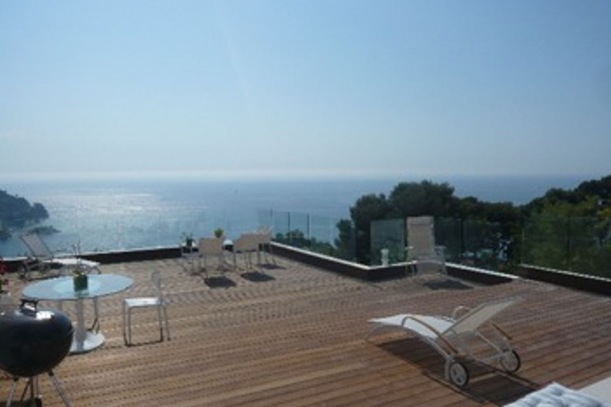 A recently renovated property located in the residential area of Eze
