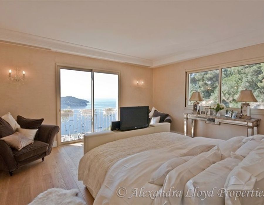Views overlooking Saint Jean Cap Ferrat from this wonderfully decorated house 4
