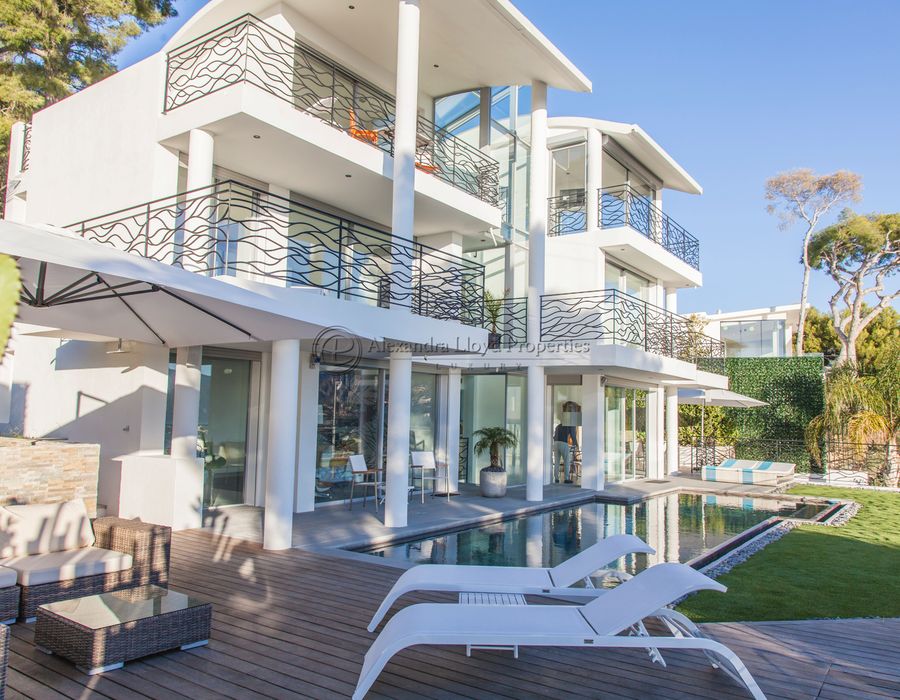 A newly built contemporary villa overlooking Saint Jean Cap Ferrat 6