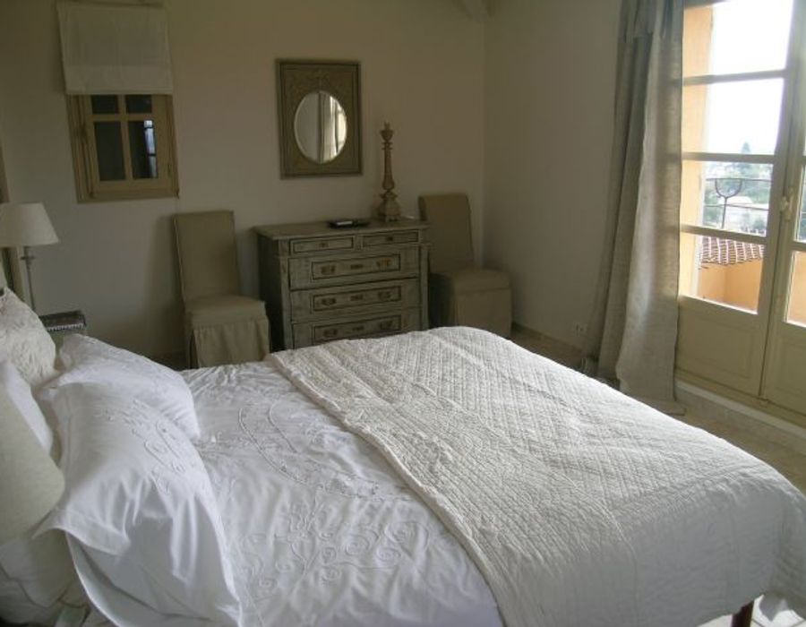 A fully renovated néo-provençal style stone mas in Grasse 4