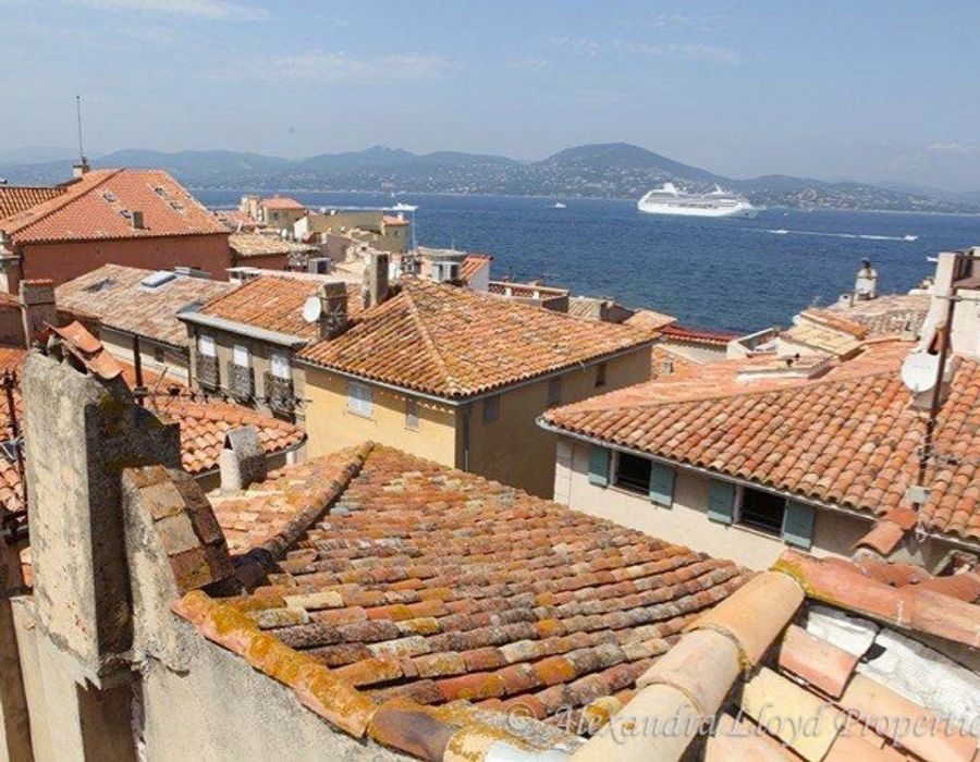Charming village house in Saint Tropez..... 1