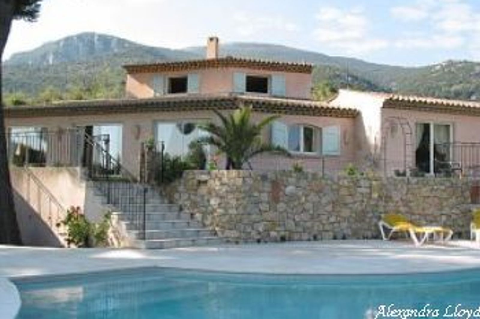 Provencal villa with delightful views over the sea and countryside
