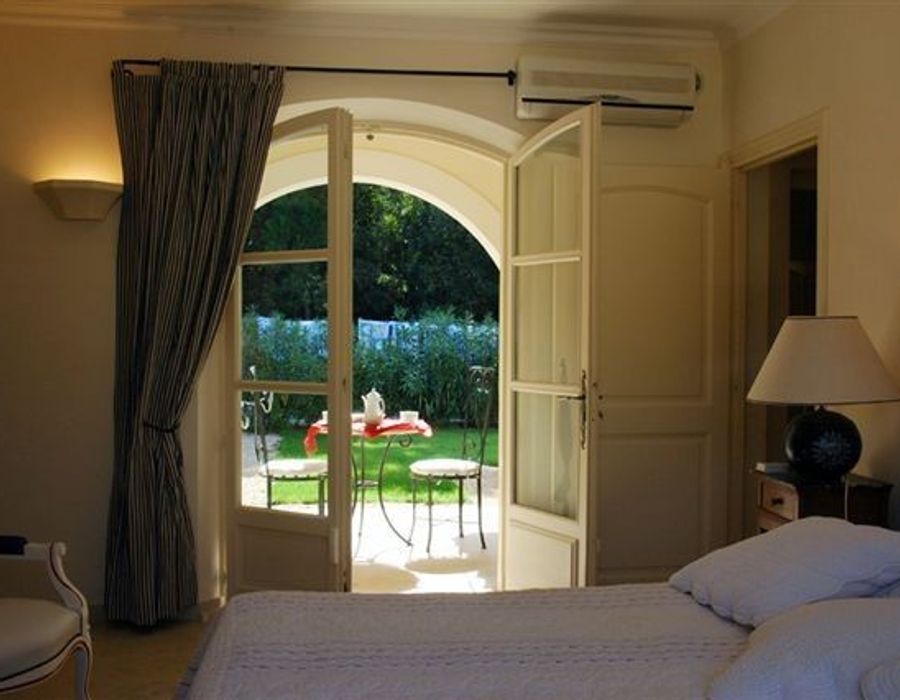 A well positioned property close to Saint Tropez village and beaches 4