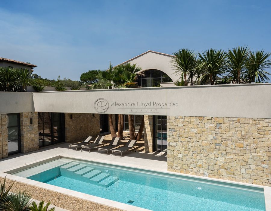 Within walking distance to Pampelonne Beach, a modern five bedroom house for rent 2