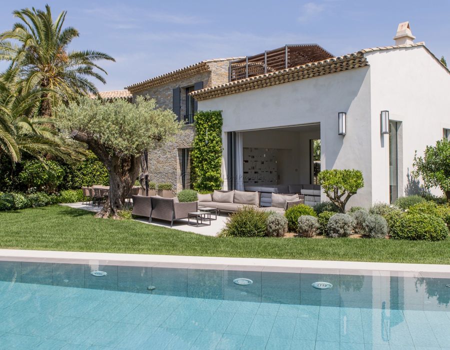 UNIQUE ! A beautifully decorated village house in the heart of Saint Tropez 2
