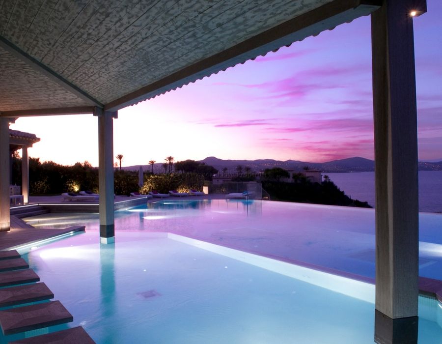 Waters edge property in 'Les Parcs de Saint Tropez' 3