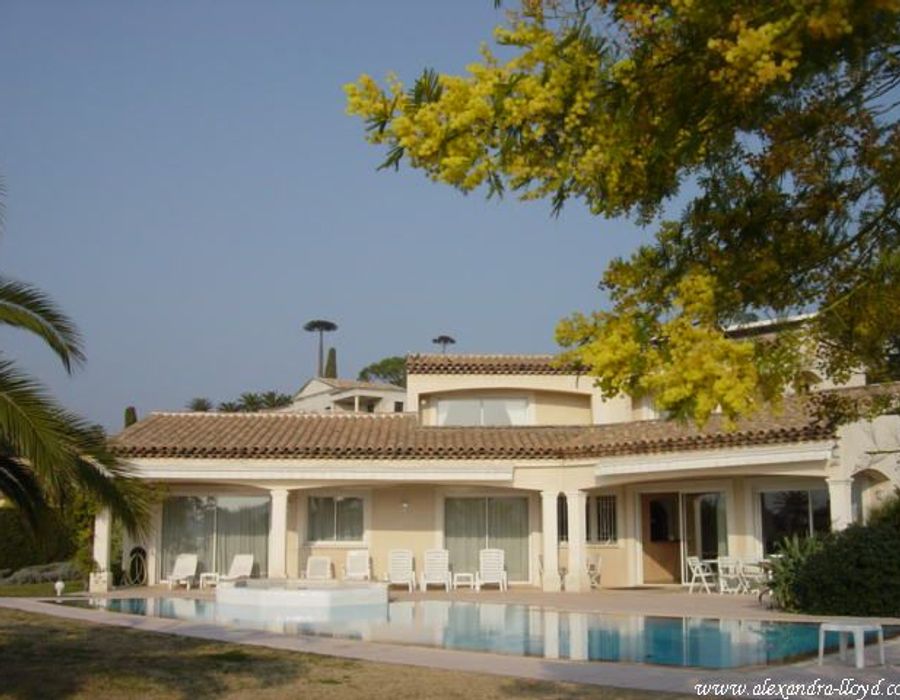 Neo Provencal villa on the West side of Cap d'Antibes 4