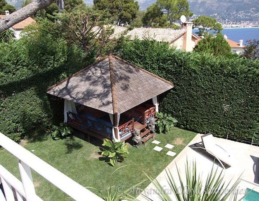 Located on the prestigious Cap Martin, only a short walk to the sea 4