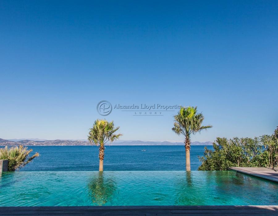 Water front villa with five Bedrooms in Les Parcs de Saint Tropez 1