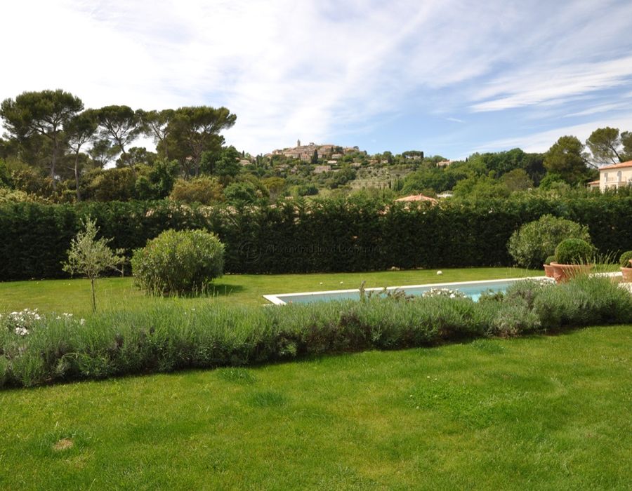 Overlooking Mougins village in a small secure domain 4
