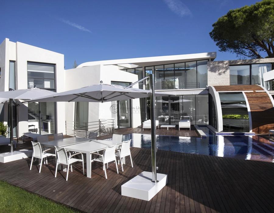 An ultra contemporary property a stones throw away from Club 55, Saint Tropez 5